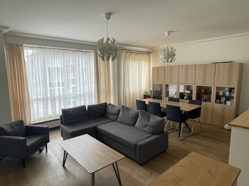 Ons gerenoveerd appartement met 2 slaapkamers en grote woonkamer is te koop. Het appartement is gelegen in het hartje van Wilrijk, vlakbij Bist, winke